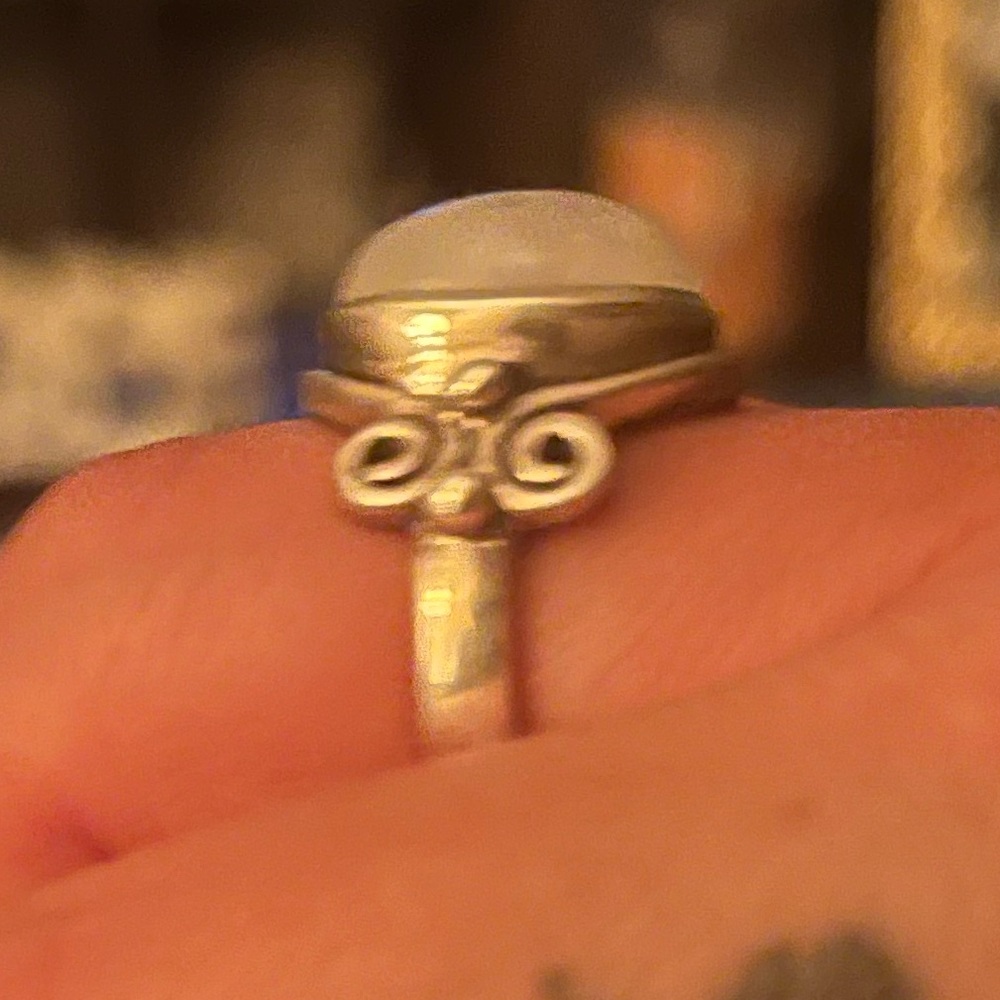 925 sterling silver moonstone ring vintage looking size 7 fits my middle finger - Picture 2 of 3